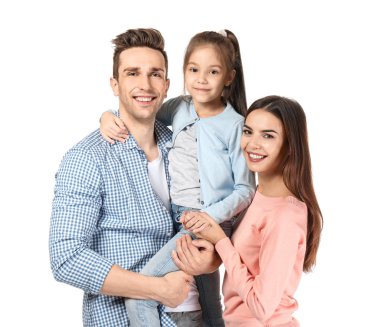 Beyaz arka plan üzerinde küçük kızı ile genç aile