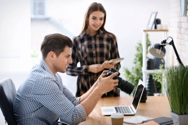 Ofiste çalışan iki genç fotoğrafçılar