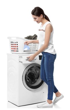 Genç kadın beyaz arka plan üzerinde Çamaşırhane yapıyor