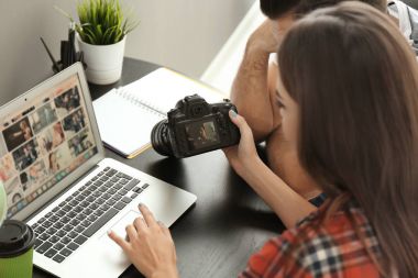 Fotoğrafçı ve resim kamerada tartışırken modeli ofiste görüntülemek
