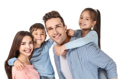 Beyaz arka plan üzerinde küçük çocuklu mutlu aile