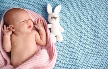 Ekose üzerinde yalan şirin yeni doğan bebek kız