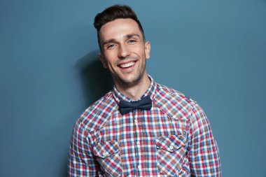 Renk arka plan üzerinde yakışıklı genç adam portresi