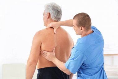 Fizyoterapist Rehabilitasyon merkezinde hasta ile çalışma