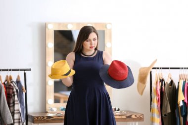 Güzel kilolu kadın alışveriş 