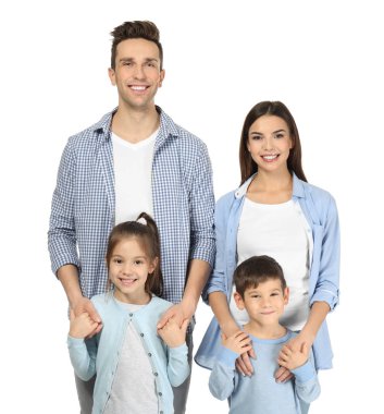 Beyaz arka plan üzerinde küçük çocuklu mutlu aile