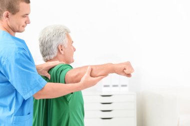 Fizyoterapist Rehabilitasyon merkezinde hasta ile çalışma