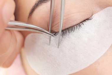 Genç kadın kirpik uzantıları yordamı, closeup geçiyor