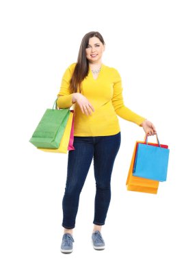 Beyaz arka plan üzerinde alışveriş torbaları ile güzel kilolu kadın