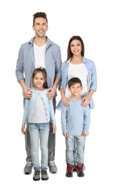 Beyaz arka plan üzerinde küçük çocuklu mutlu aile