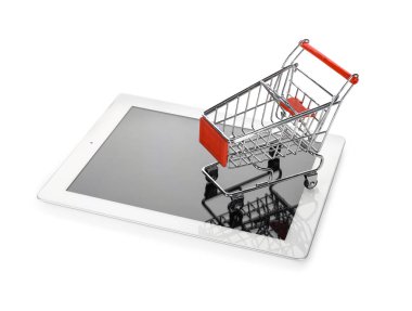 İle üzerine beyaz izole tablet, mini market arabası. Internet alışveriş kavramı