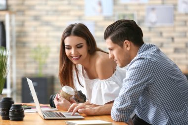 Ofiste çalışan iki genç fotoğrafçılar