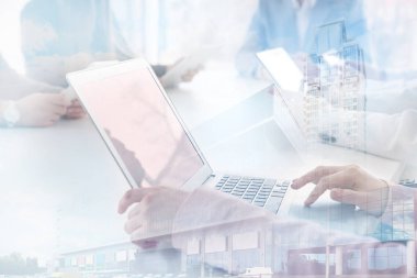 Çift pozlama cityscape görünümü ve Office Masadaki laptop ile çalışan kadın. Finansal ticaret kavramı