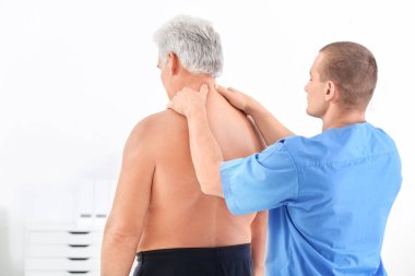 Fizyoterapist Rehabilitasyon merkezinde hasta ile çalışma