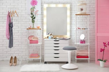 Tuvalet masasının üzerinde Dekoratif kozmetik ve araçları ile makyaj odası görünümü