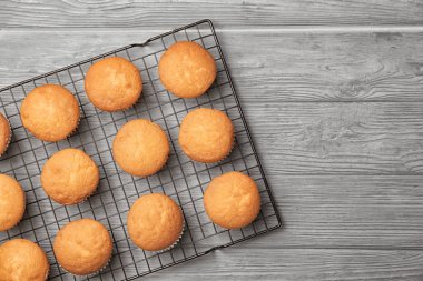 Raf ahşap arka plan üzerinde lezzetli kekler soğutma, sayfa görünümü