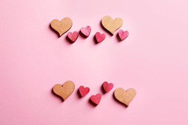 Renk arka plan üzerinde ahşap kalpleri ile kompozisyon