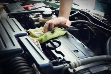 Otomatik mekanik motor yağı kademede kaportacı kontrol