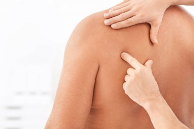 Fizyoterapist Rehabilitasyon merkezinde hasta ile çalışma
