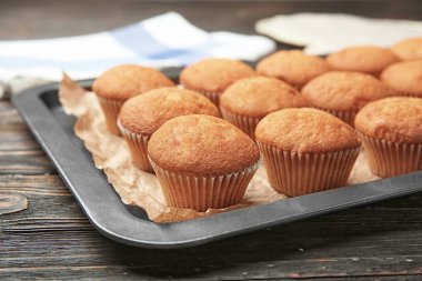 Fırın tepsisine ahşap masa, closeup üzerinde lezzetli kekler