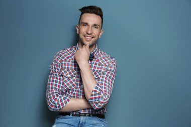 Renk arka plan üzerinde yakışıklı genç adam portresi