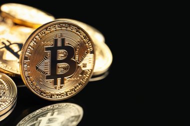 Siyah zemin üzerine altın bitcoins