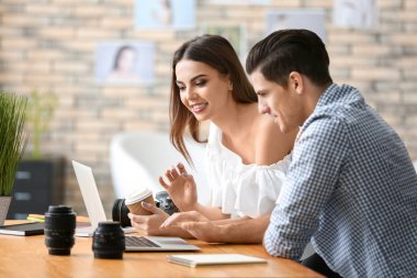 Ofiste çalışan iki genç fotoğrafçılar