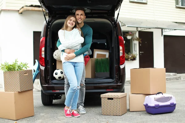 Pareja Joven Teniendo Descanso Cerca Coche Día Mudanza — Foto de Stock