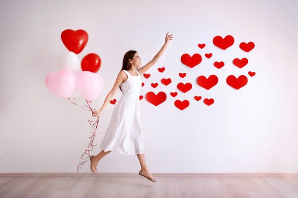 Mujer Joven Romántica Con Globos Cerca Pared Decorada Para Día — Foto de Stock