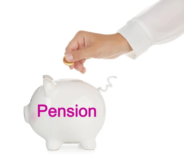 Femeie care pune monede în banca de porci pentru acumularea de economii de pensii pe fundal alb — Fotografie, imagine de stoc