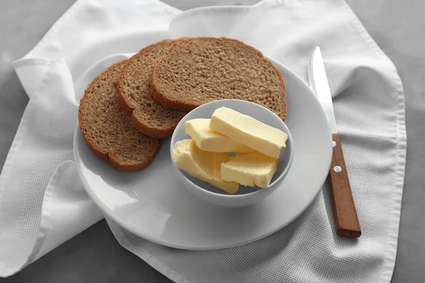 新鲜黄油和面包在桌上的构成 — 图库照片