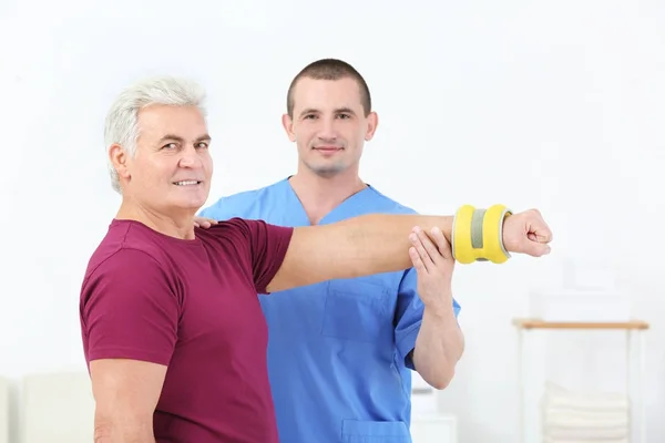 Physiotherapist working with patient in rehabilitation centre — Stock Photo, Image