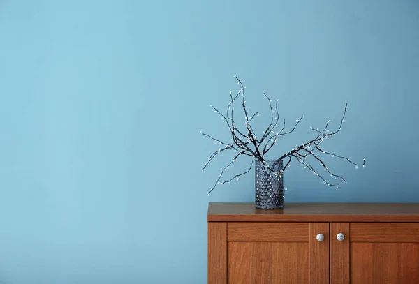 Dekor Auf Holzschrank Der Nähe Der Wand — Stockfoto