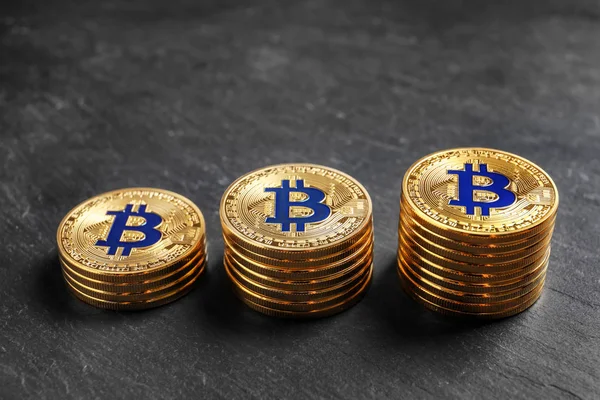 Goldene Bitcoins Auf Grauem Hintergrund — Stockfoto