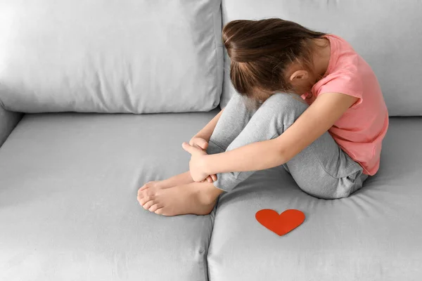 Menina Chorando Perto Papel Coração Casa Autismo Infantil — Fotografia de Stock