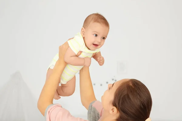 Portrait de jeune mère jouant avec bébé mignon à la maison — Photo