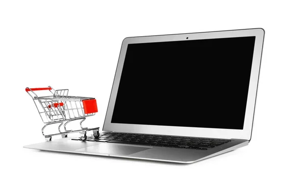 Mini Market Arabası Üzerinde Beyaz Izole Sahip Dizüstü Bilgisayarı Internet — Stok fotoğraf