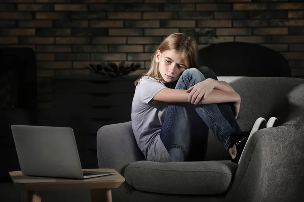 Θλιβερή Εφηβικό Κορίτσι Που Κάθεται Κοντά Στο Laptop Σκοτεινό Δωμάτιο — Φωτογραφία Αρχείου