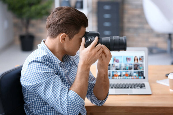 Молодой профессиональный фотограф фотографирует в офисе
