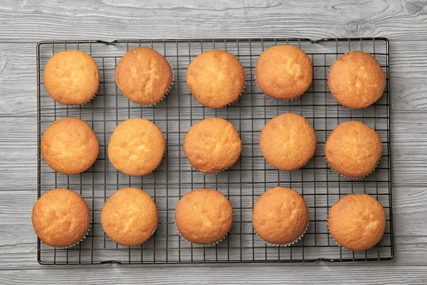 Raf ahşap arka plan üzerinde lezzetli kekler soğutma, sayfa görünümü