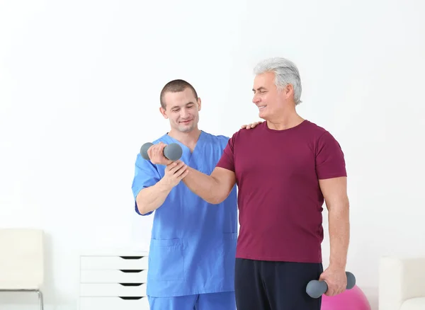 Physiotherapist working with patient in rehabilitation centre — Stock Photo, Image