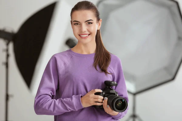 Jovem Fotógrafo Bonito Com Câmera Estúdio Profissional — Fotografia de Stock