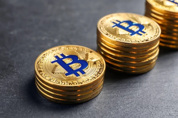 Goldene Bitcoins Auf Grauem Hintergrund — Stockfoto