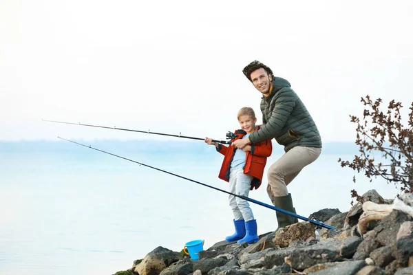 Pai Com Filho Pequeno Pescando Rio — Fotografia de Stock