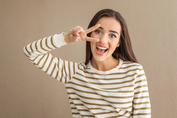 Porträt Einer Schönen Emotionalen Frau Auf Farbigem Hintergrund — Stockfoto