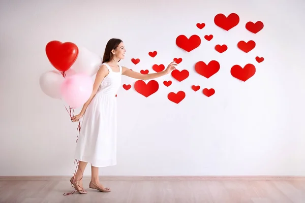 Romantický Mladá Žena Balónky Zdi Zdobené Pro Den Svatého Valentýna — Stock fotografie