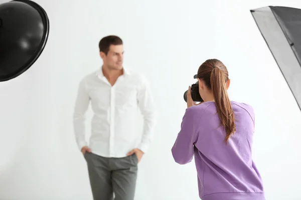 Junger Mann Posiert Für Professionellen Fotografen Auf Weißem Hintergrund Studio — Stockfoto