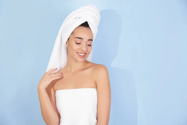 Jonge Vrouw Een Witte Handdoek Kleur Achtergrond — Stockfoto