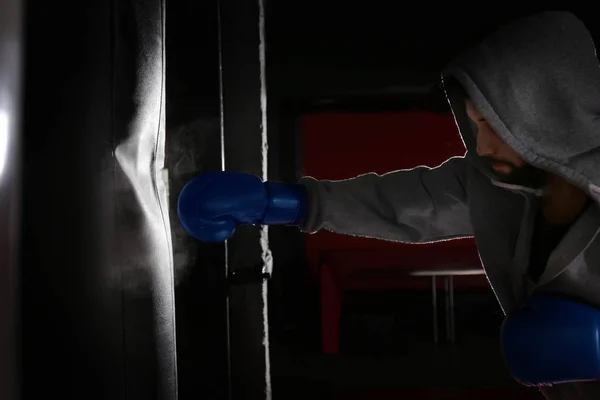 Entrenamiento de boxeador profesional joven —  Fotos de Stock