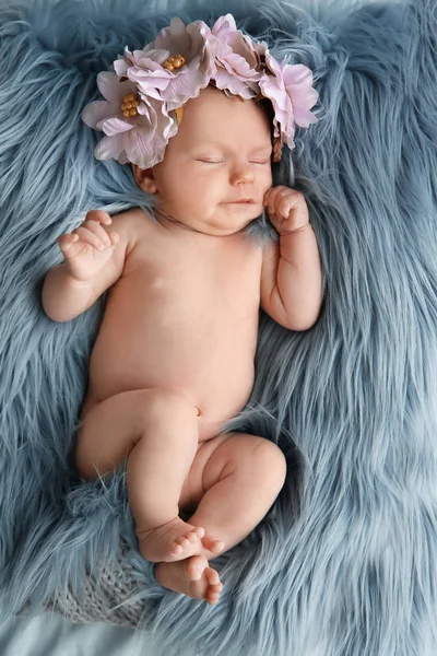 Mignon nouveau-né bébé fille en couronne couché sur la fourrure — Photo